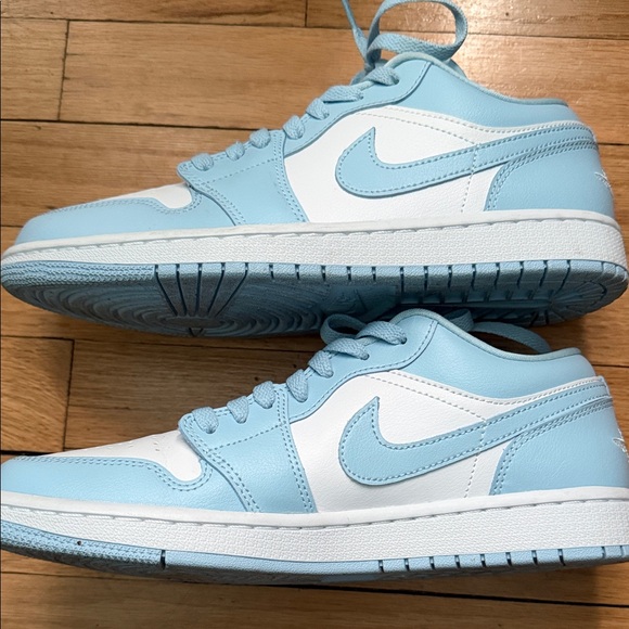 Women's Air Jordan 1 Low - Picture 3 of 7